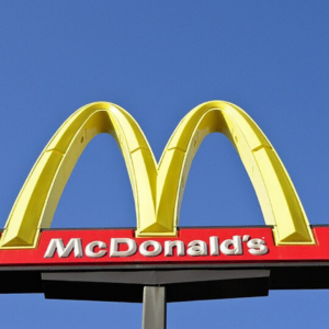 schild mcdonald’s avec arches dorées sur ciel bleu