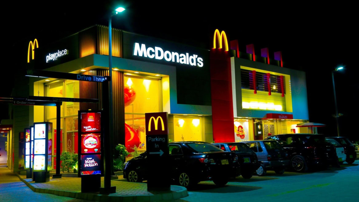 mcdonald’s di notte con drive thru e parcheggio