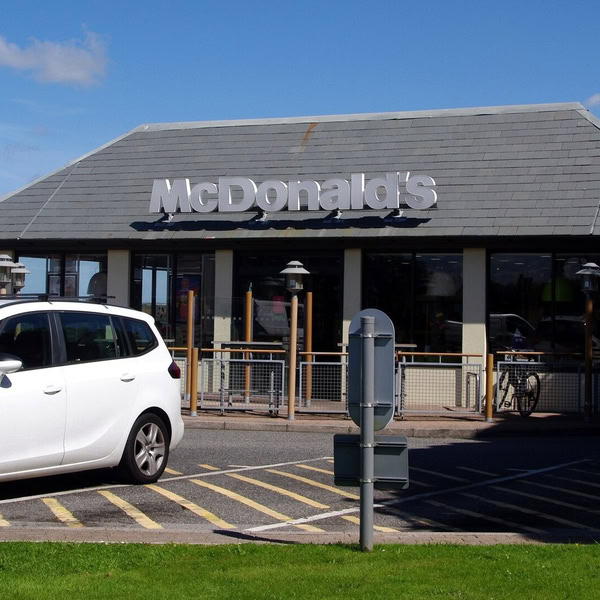 mcdonald’s à treliske, drive thru sous ciel bleu