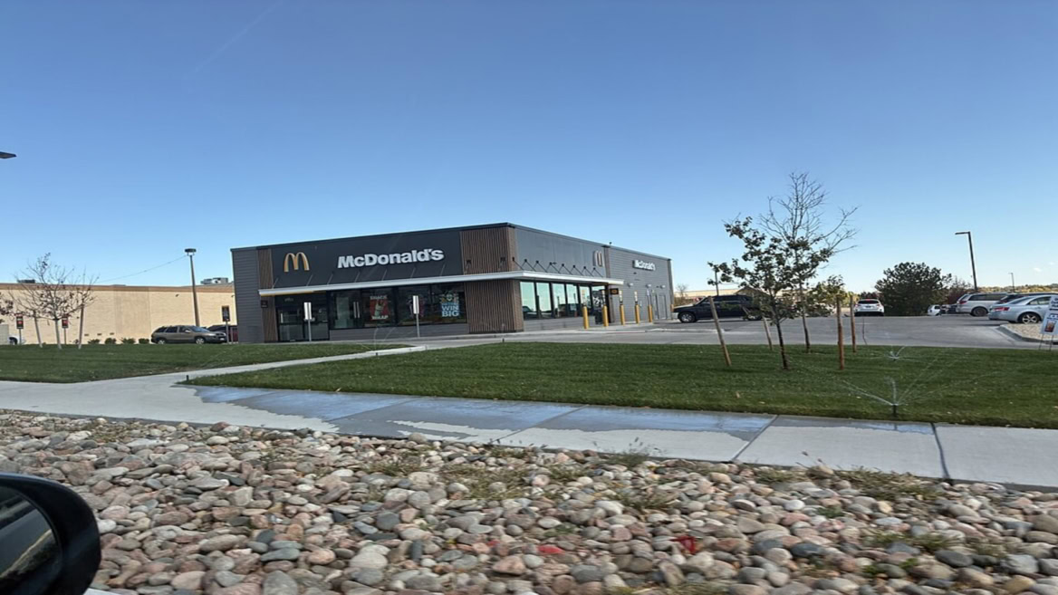 restaurant mcdonald’s moderne avec parking et pelouse