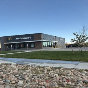 restaurant mcdonald’s moderne avec parking et pelouse