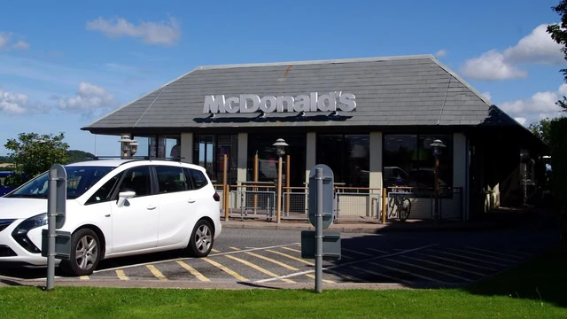 mcdonald’s à treliske, drive thru sous ciel bleu