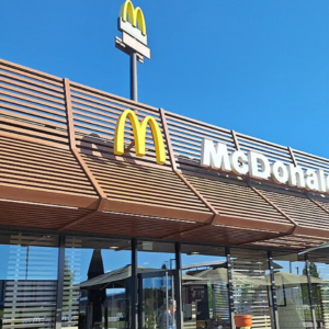 modernes mcdonald’s restaurant mit sonnenterrasse
