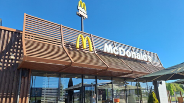 modernes mcdonald’s restaurant mit sonnenterrasse