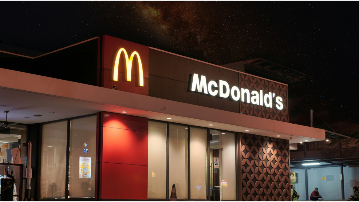 mcdonald’s de nuit sous un ciel Étoilé