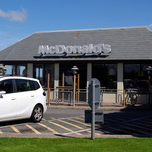 mcdonald’s à treliske, drive thru sous ciel bleu