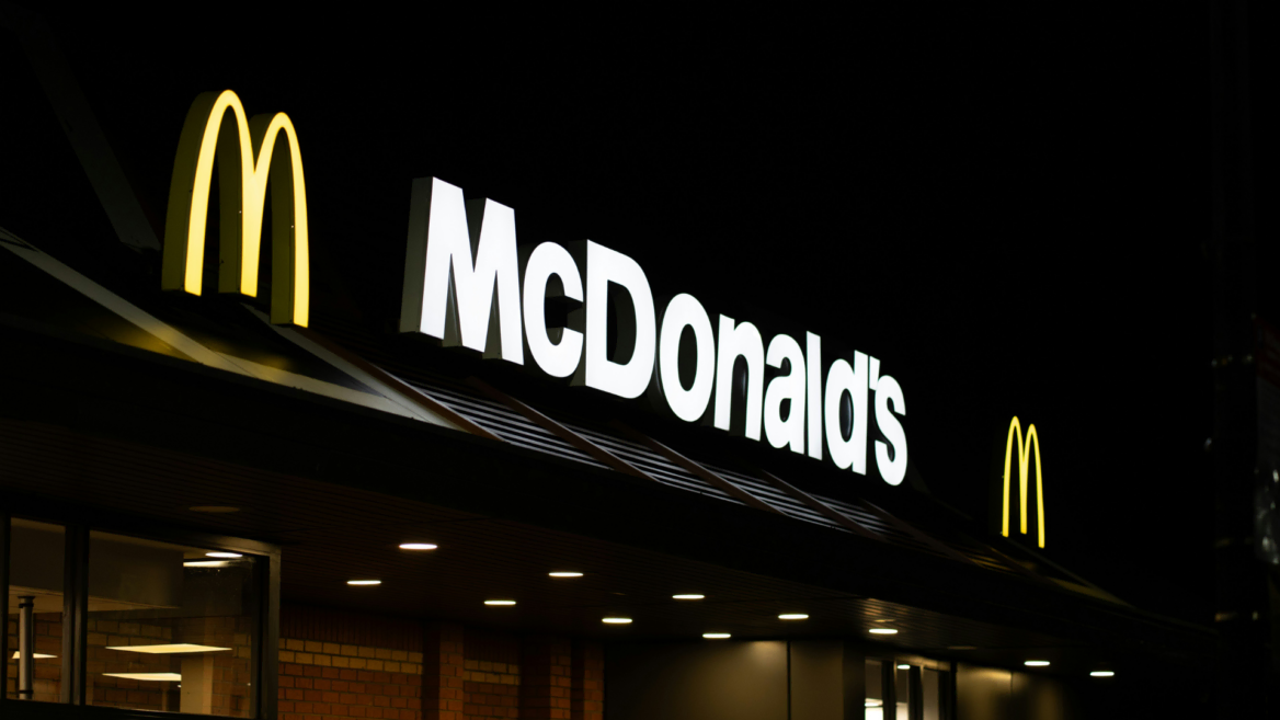 mcdonald’s leuchtende fassade bei nacht