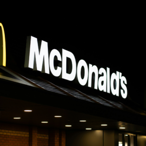 mcdonald’s leuchtende fassade bei nacht