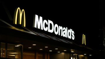 mcdonald’s leuchtende fassade bei nacht