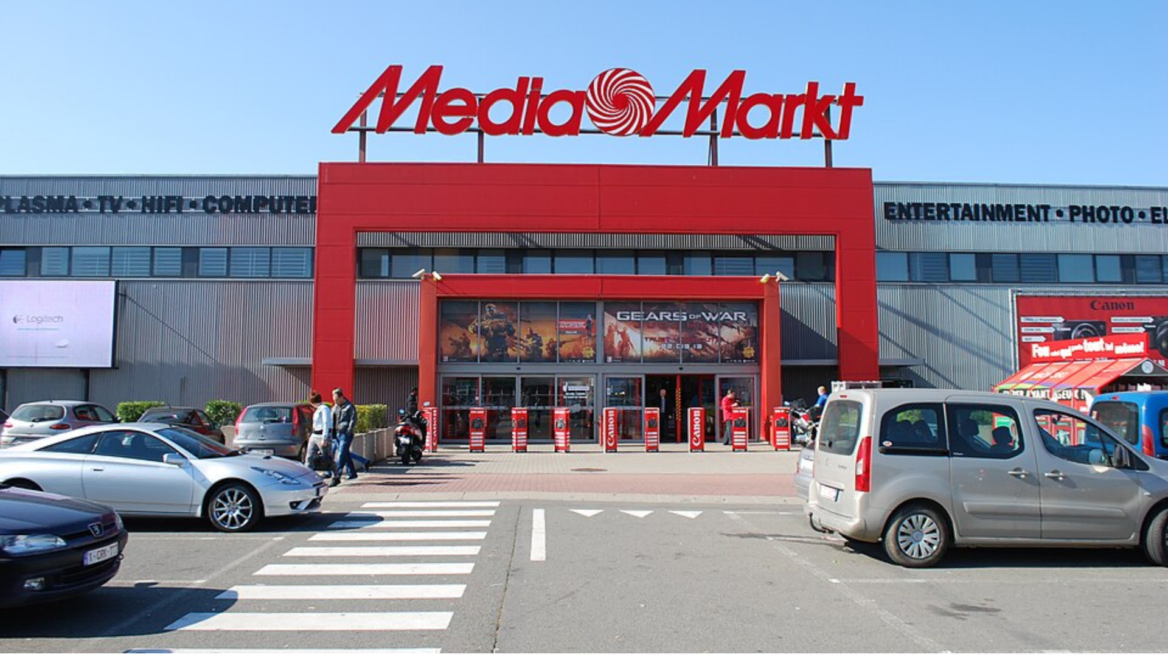 façade du magasin media markt avec parking