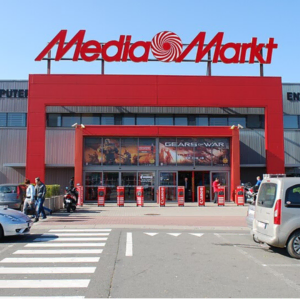 façade du magasin media markt avec parking
