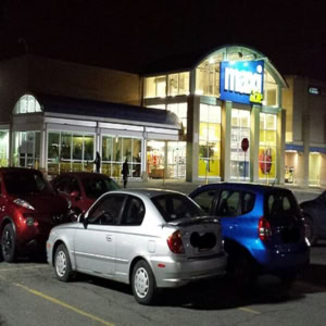 supermarché meijer de nuit, stationnement éclairé
