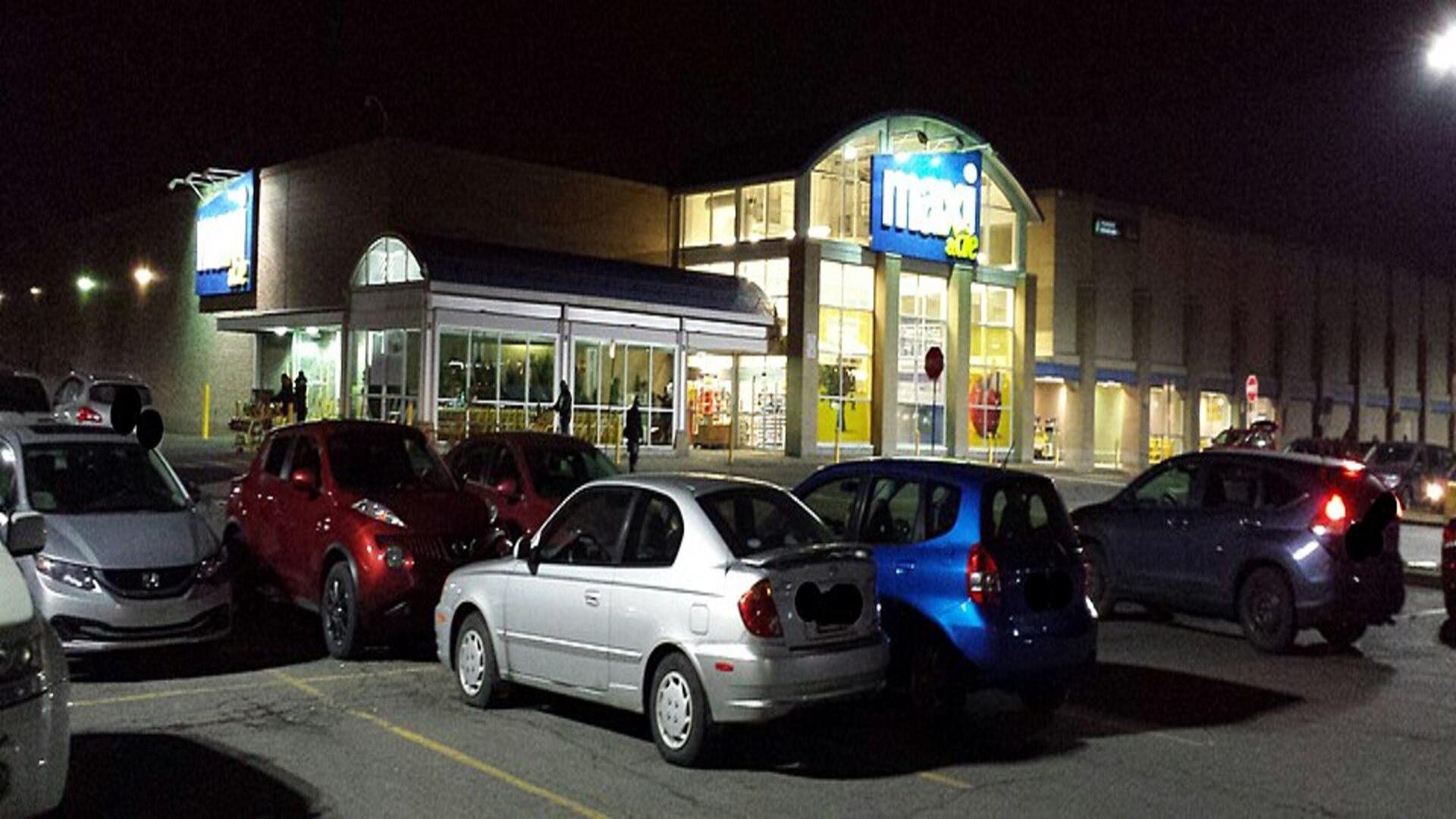 supermarché meijer de nuit, stationnement éclairé