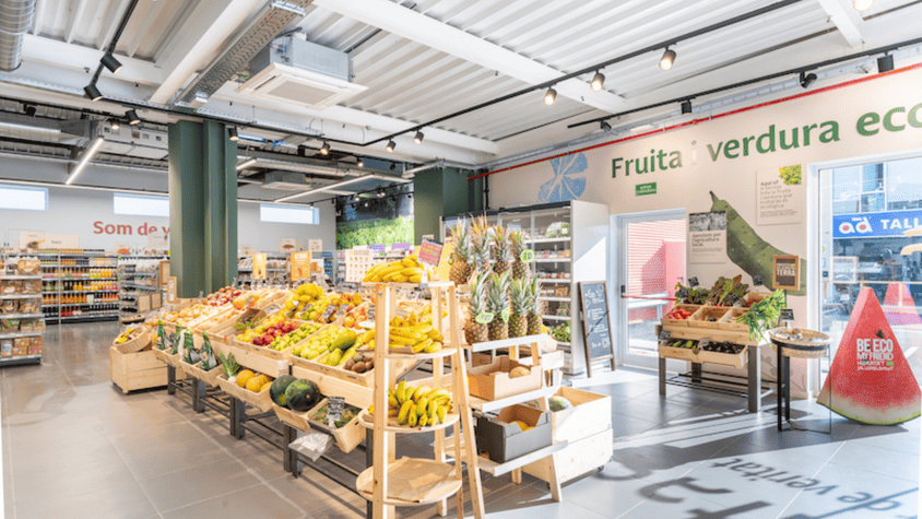 supermercado ecológico con frutas y verduras frescas