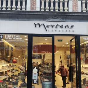 façade de mertens schoenen, boutique historique lumineuse