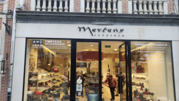 façade de mertens schoenen, boutique historique lumineuse