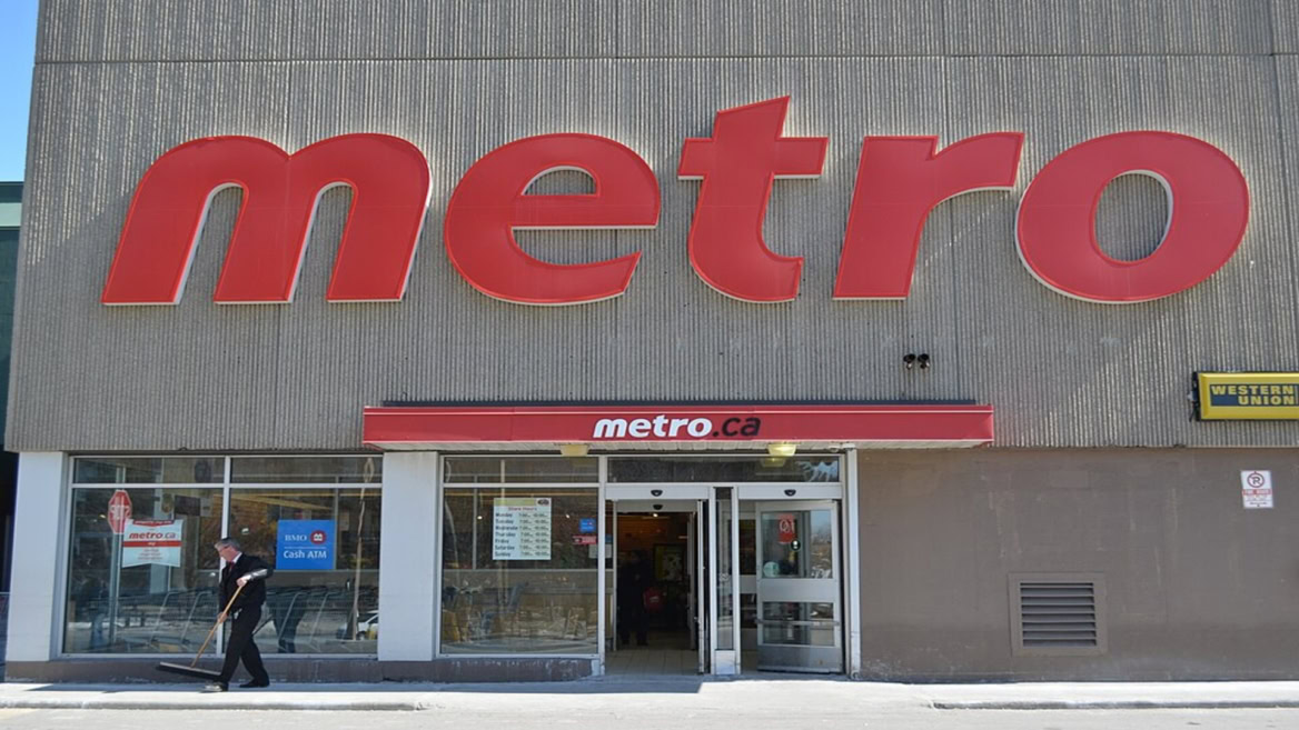 entrée du metro avec logo rouge et métro.ca