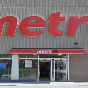entrée du metro avec logo rouge et métro.ca