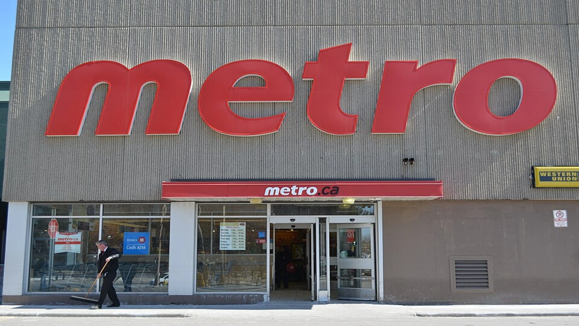 entrée du metro avec logo rouge et métro.ca