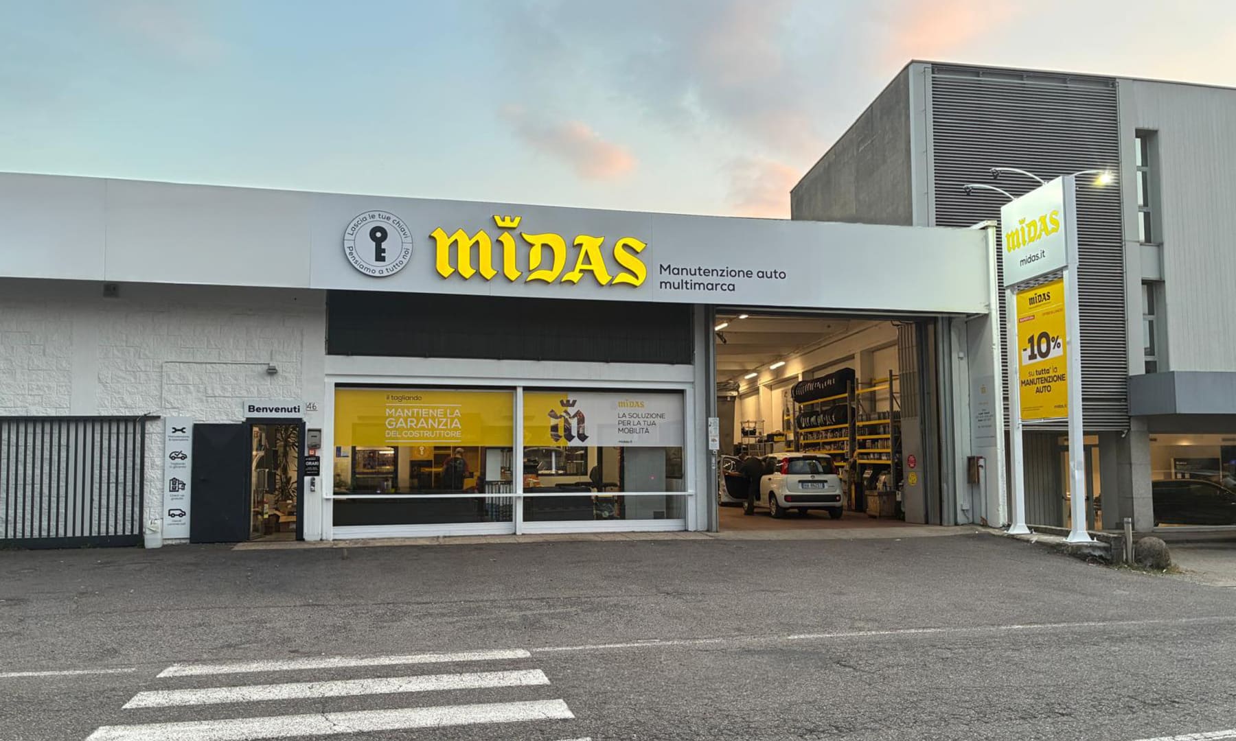 officina midas multimarca con auto in manutenzione