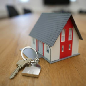 maison miniature et clés immobilier