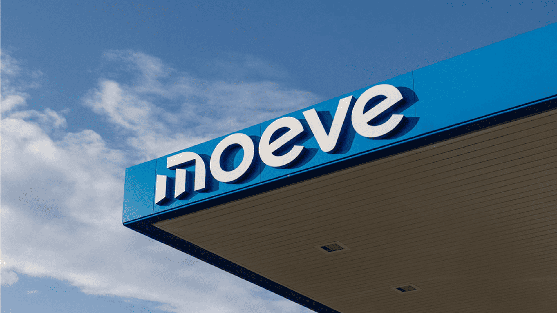 señal moeve azul en fachada moderna