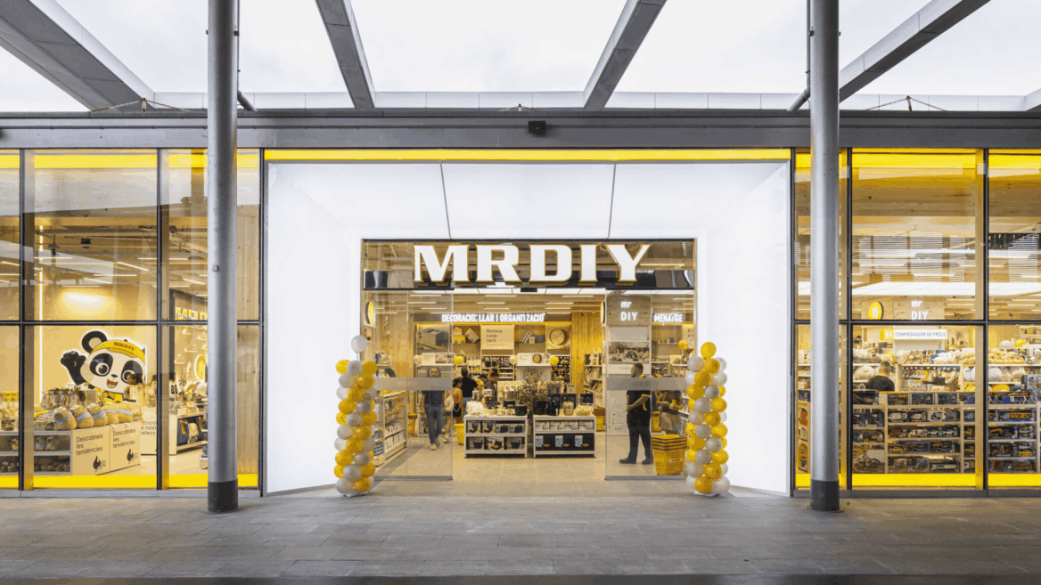 fachada moderna de mr.diy con globos y escaparate
