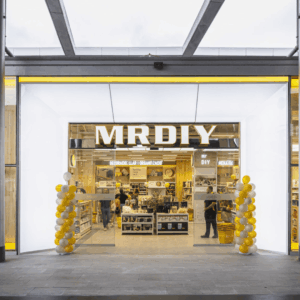 fachada moderna de mr.diy con globos y escaparate