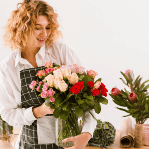 florista joven con ramo en estudio floral