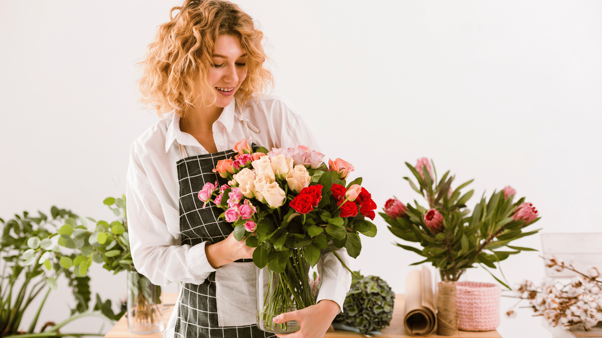 florista joven con ramo en estudio floral