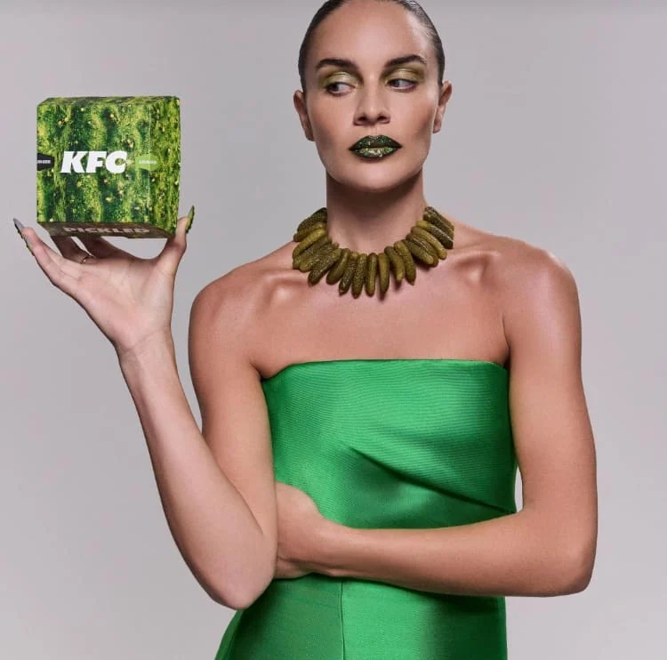 mujer de moda verde con kfc y pepinillos