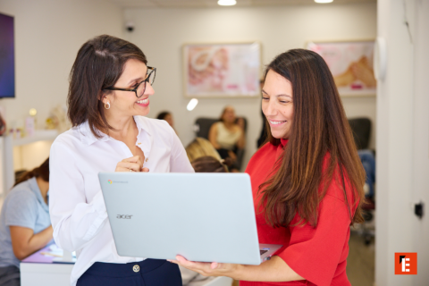 dos mujeres colaboran con portátil acer