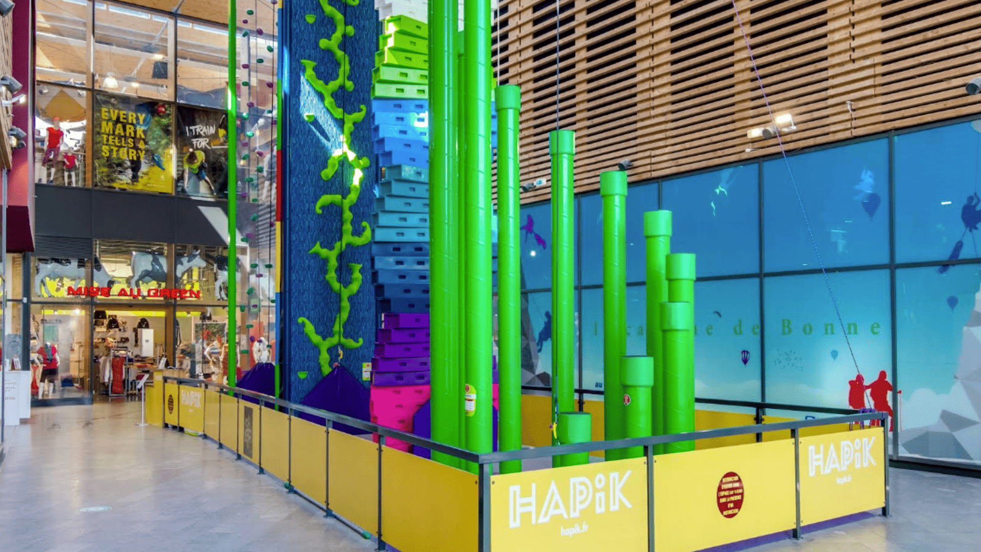 mur d’escalade hapik coloré en centre commercial