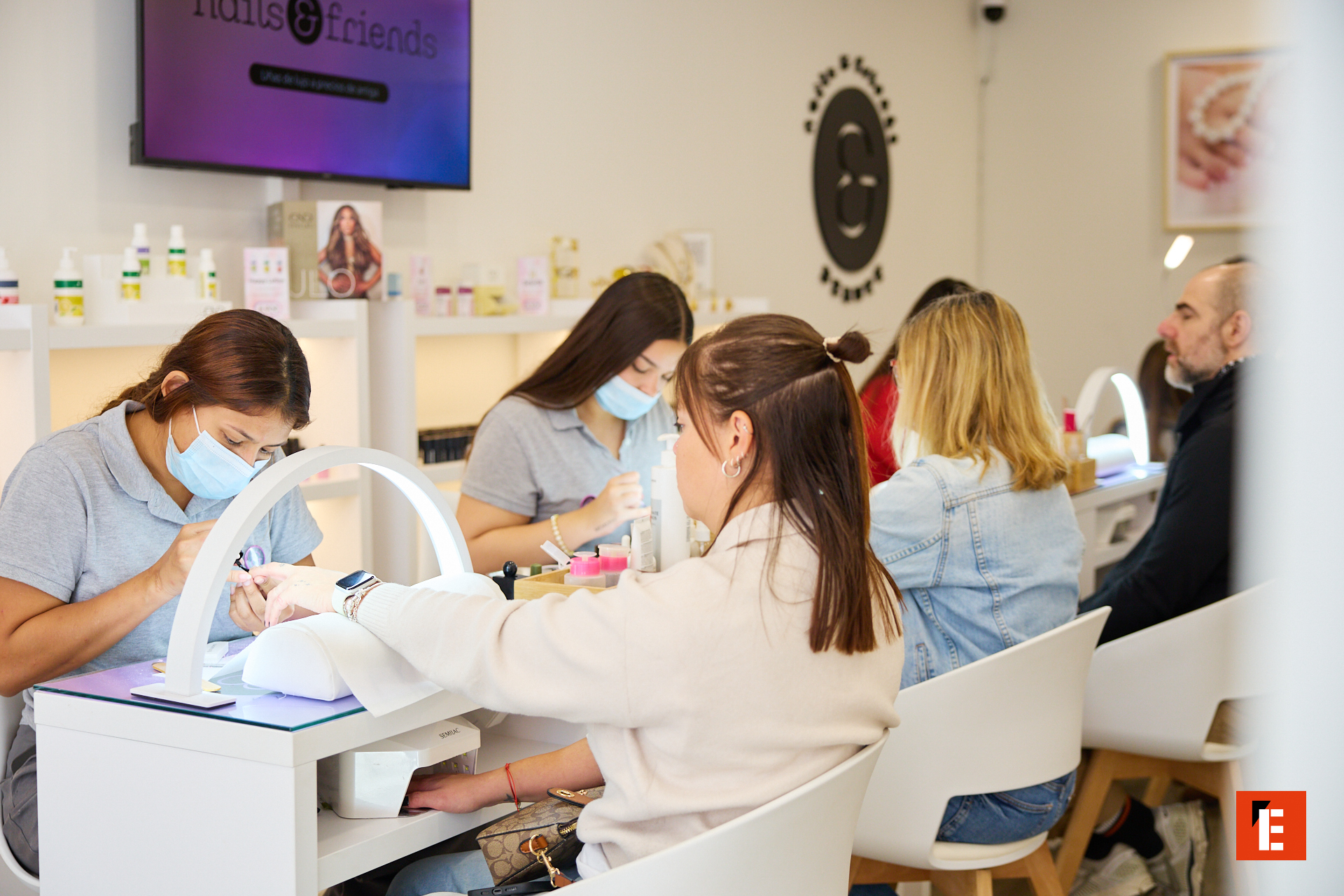 salón de uñas moderno con manicura en curso