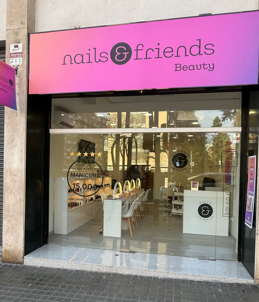Nails & Friends 07