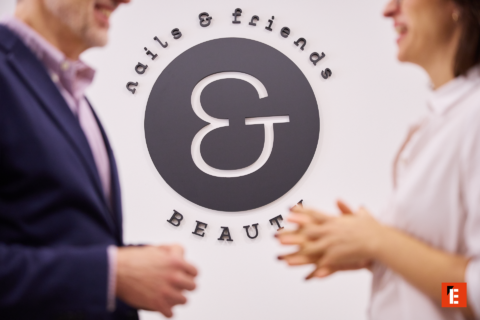 logo nails & friends beauty en salón elegante