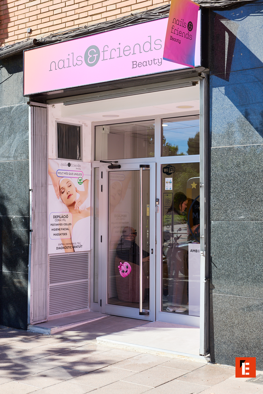 fachada del salón nails & friends beauté