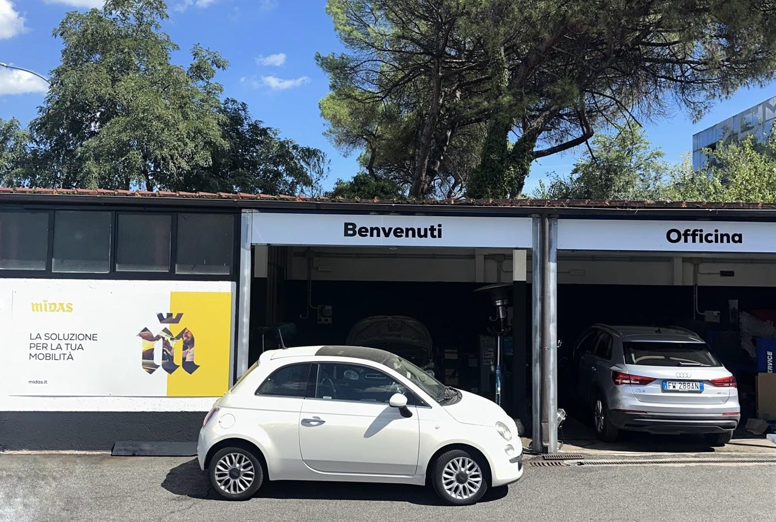 officina midas con suv e auto bianca