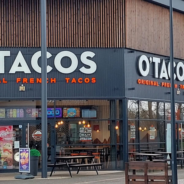 façade moderne du restaurant o’tacos avec terrasse