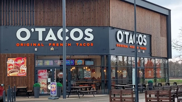 façade moderne du restaurant o’tacos avec terrasse