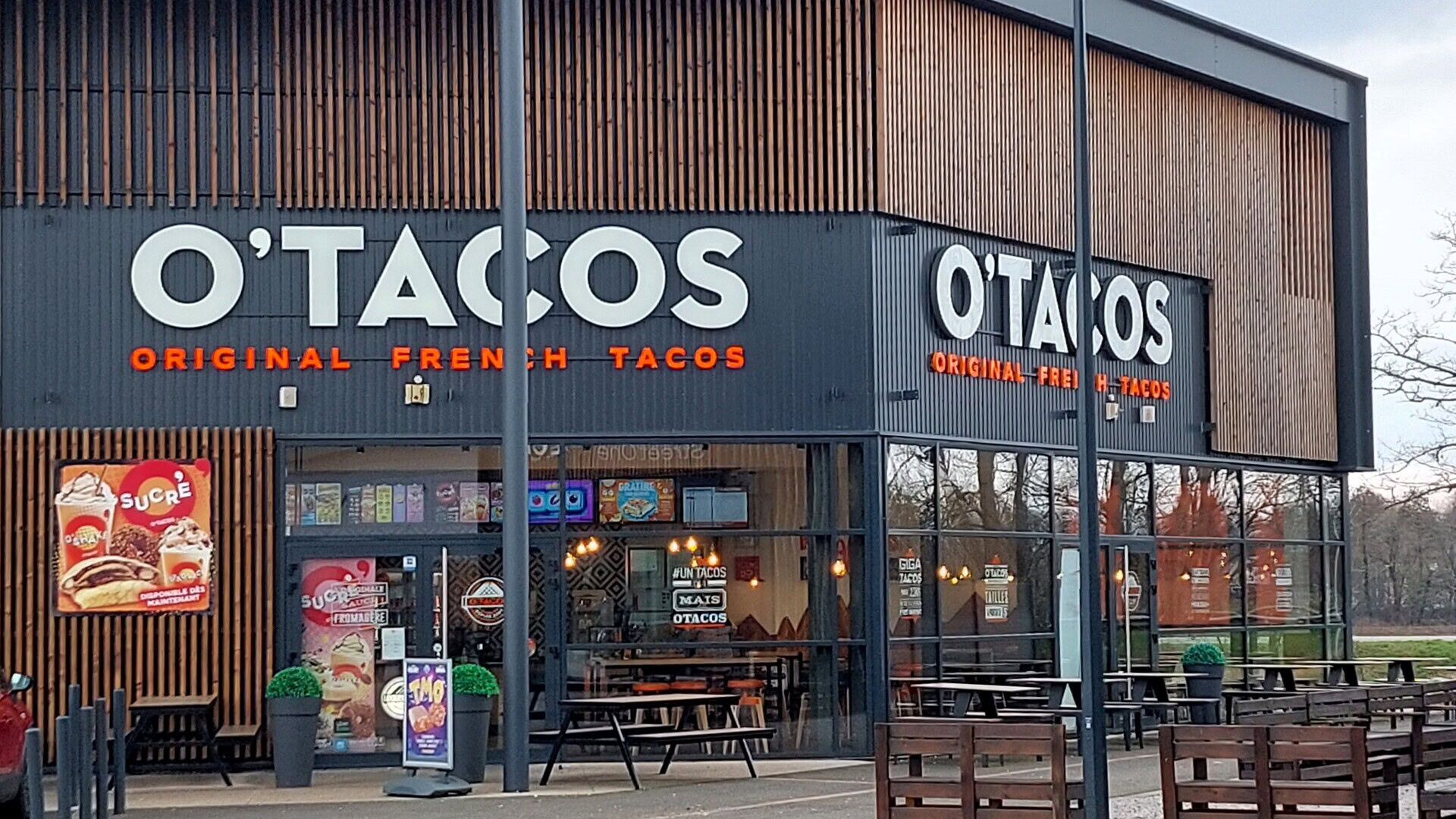 façade moderne du restaurant o’tacos avec terrasse