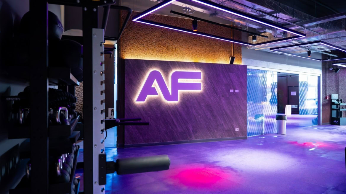 palestra moderna con luci neon viola e logo af