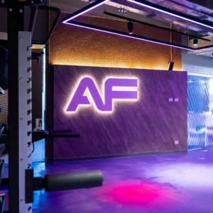 palestra moderna con luci neon viola e logo af