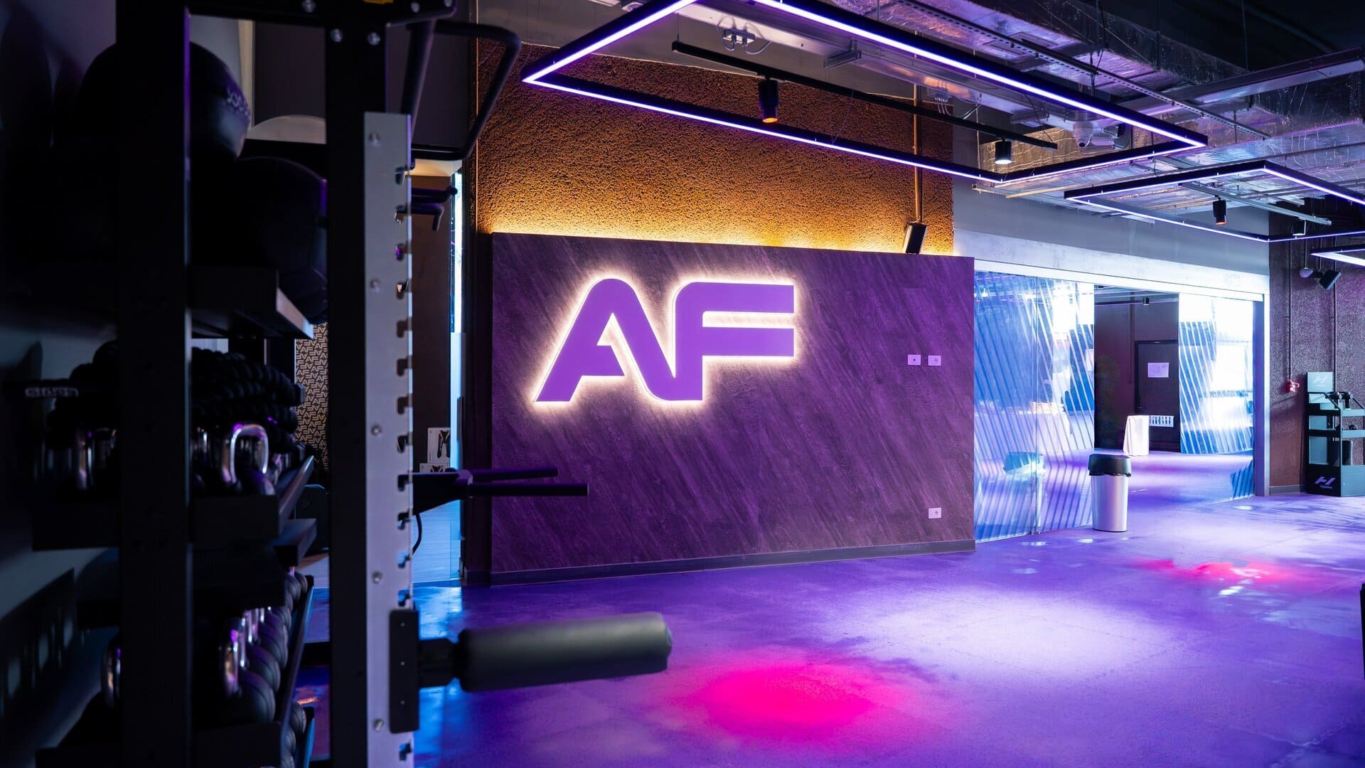 palestra moderna con luci neon viola e logo af