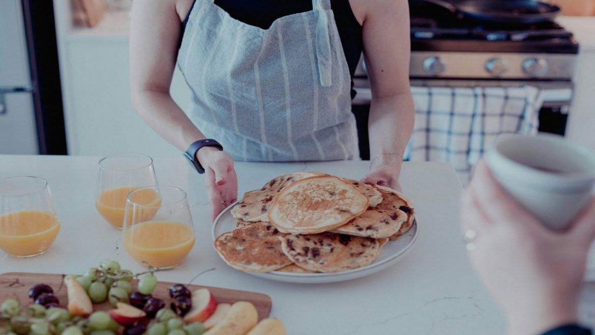 pancakes maison et jus d’orange au petit déjeuner