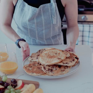 pancakes maison et jus d’orange au petit déjeuner