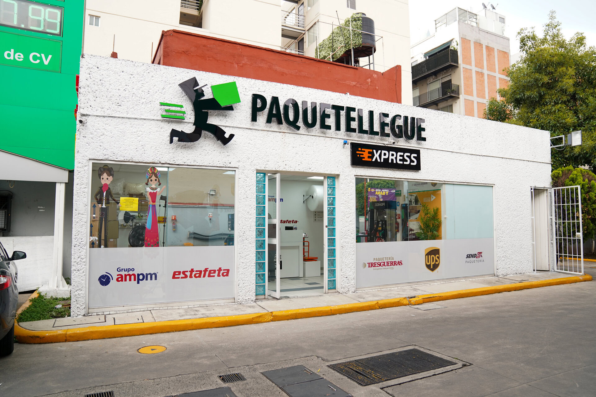 fachada de paquetería paquetellegue express en ciudad