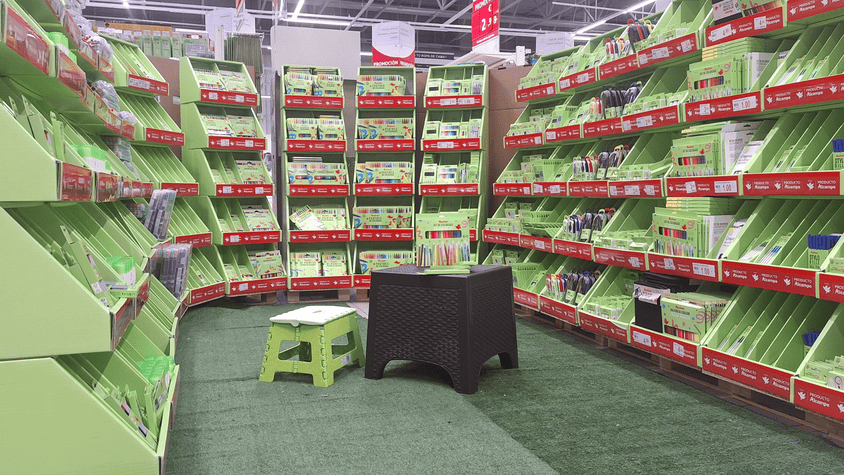 pasillo de material escolar en supermercado verde y rojo