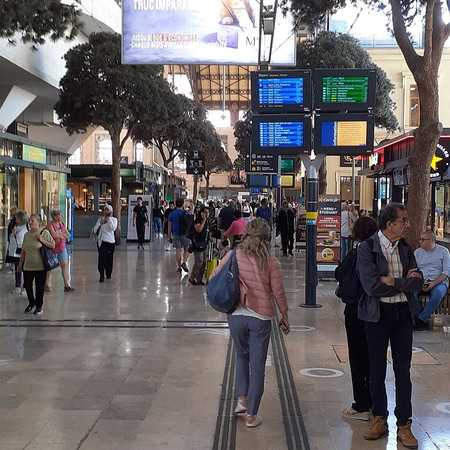 concourse moderne de la gare de marseille avec boutiques