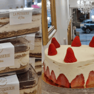 vitrina de pastelería francesa con tartas y fresas